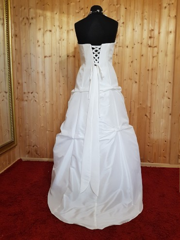 Prinzessinnenkleid BK15-15143 hinten aus Bea's Hochzeits-Boutique