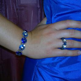 blaues Armband zur Abendgarderobe