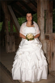 Zufriedene Braut im schnen Hochzeitskleid