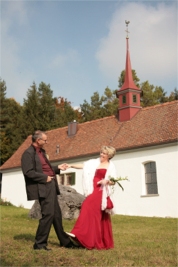 Zufriedene Kundin in einem roten Brautkleid 