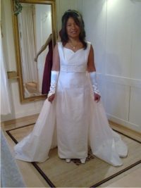 Zufriedene Kundin im schnen Hochzeitskleid  