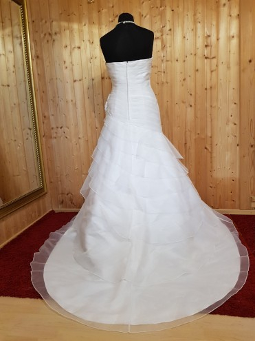 Prinzessinnenkleid BK15-18246 hinten aus Bea's Hochzeits-Boutique