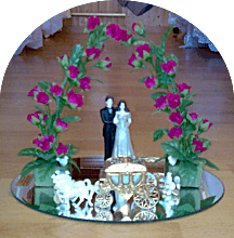 Brautpaar auf Spiegel mit Kutsche