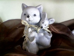 Porzellfigur Katze mit Maus 2